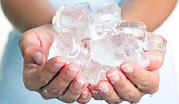 Vì sao lấy đá trong tủ lạnh ra hay bị dính vào tay?