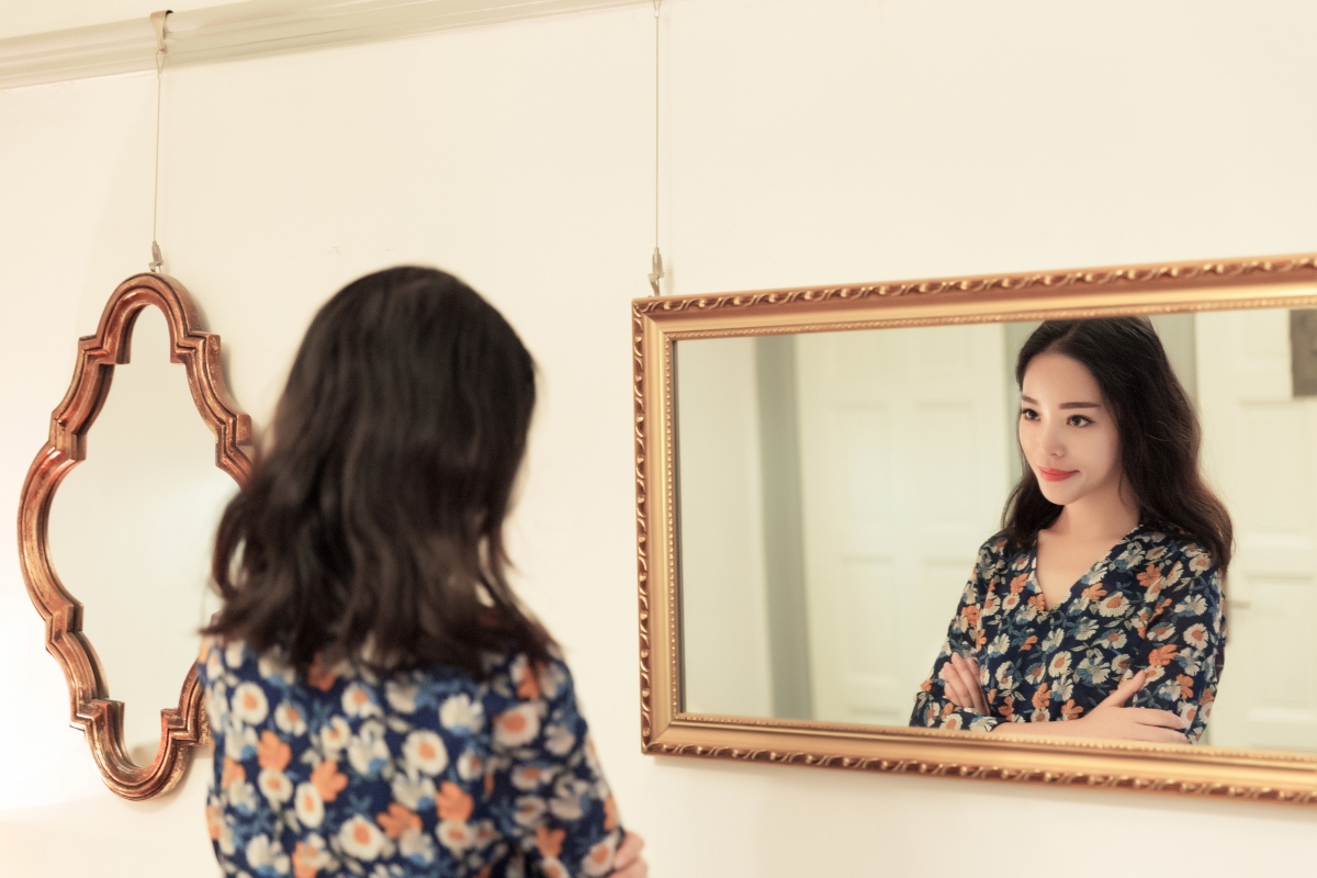 Không nên soi gương, chụp ảnh trước gương vào ban đêm Không nên soi gương, chụp ảnh trước gương vào ban đêm