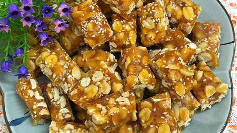 Instructions on how to make crispy, delicious traditional peanut candies at home