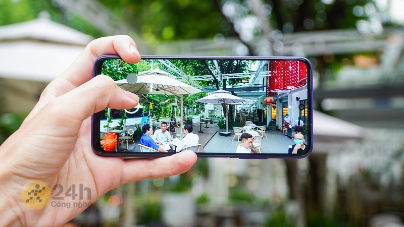 Cụm 3 camera sau sở hữu nhiều tính năng chụp ảnh chuyên nghiệp, không hề thua kém sản phẩm nào trong cùng phân khúc
