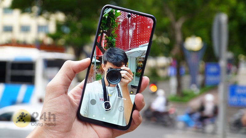 Camera selfie hỗ trợ AI nhận diện khuôn mặt tạo nên vẻ đẹp tự nhiên