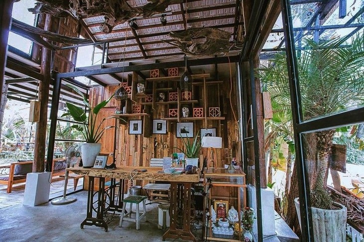 Không gian uống cafe tại The Fish Phu Quoc Homestay 