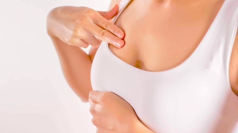 Massage bầu ngực sau sinh bằng nước ấm