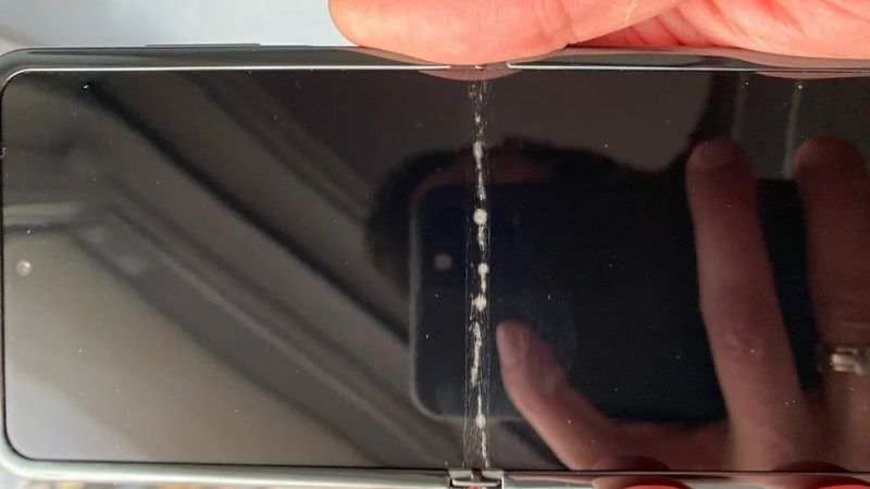 Một chiếc Galaxy Z Flip bị vỡ, hình ảnh trên Twitter