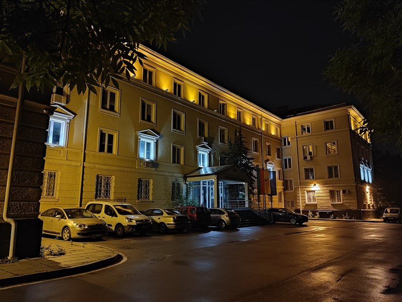 GSMArena đã không quan sát thấy các yếu tố nào bất thường với ánh đèn đường ấm áp màu ngả cam, cảm giác giống như họ đã trải nghiệm chiếc Mi 11 Ultra. Nguồn: GSMArena.