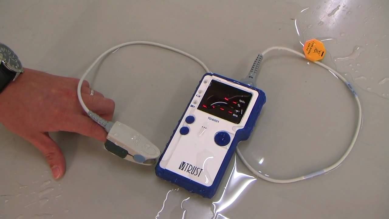 Máy đo oxy trong tay