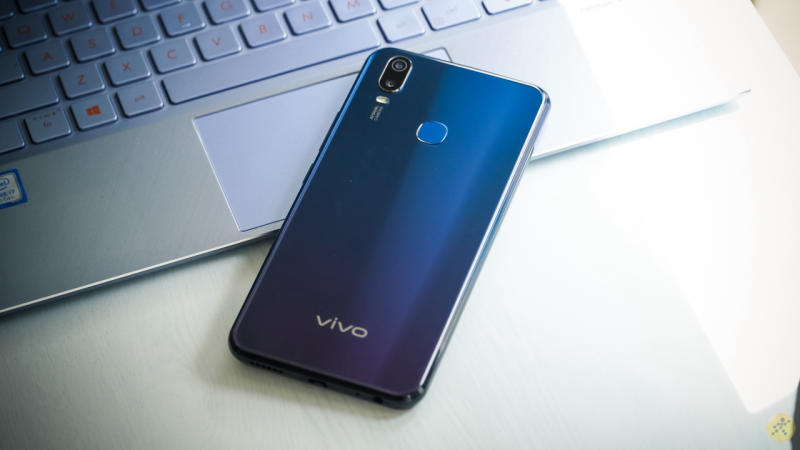 Vivo Y11 mặt lưng xanh siêu xinh