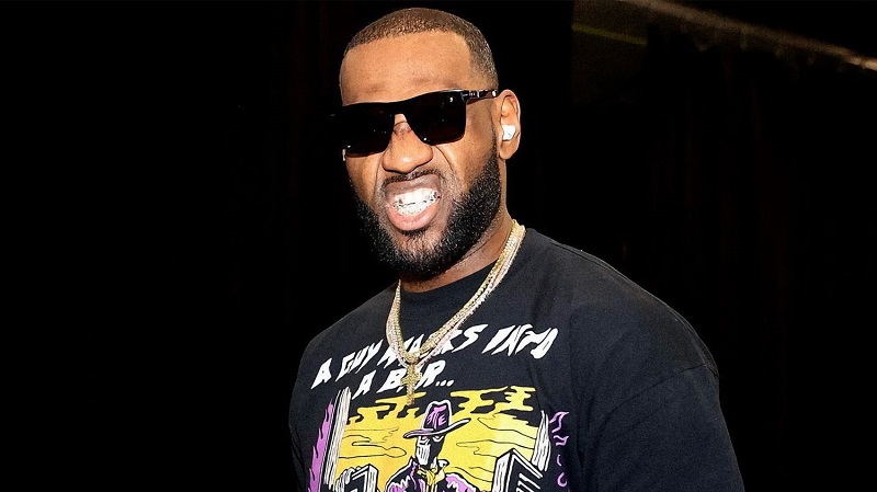 Hình ảnh LeBron James đeo Beats Studio Buds trên tai