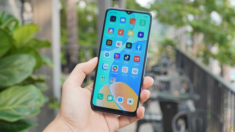 OPPO A15s sở hữu màn hình 6.52 inch với phần viền khá mỏng.
