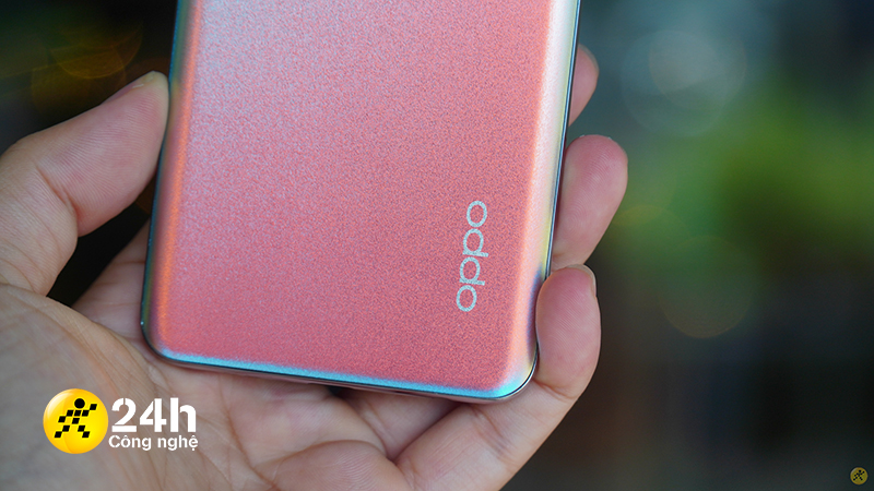 Mặt lưng của OPPO Reno5 được làm nhám, hạn chế bám bẩn.