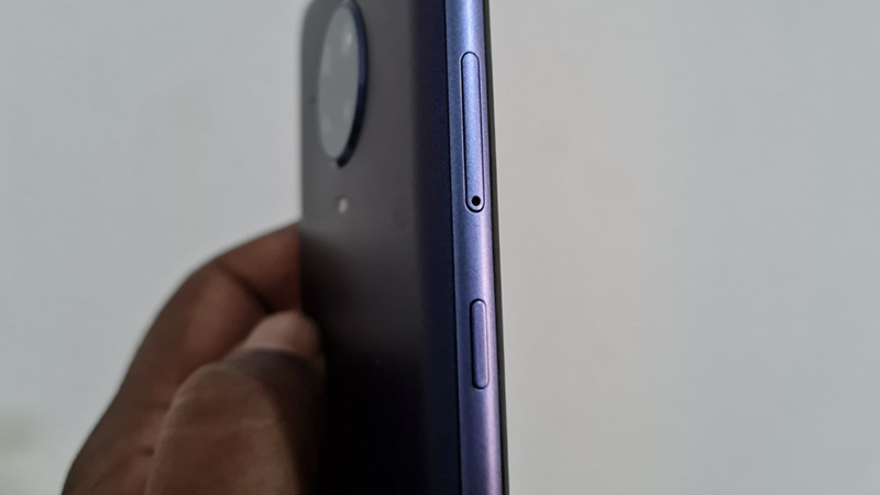 Bên cạnh trái của Nokia G20 là khe cắm thẻ nhớ mở rộng và nút gọi trợ lý Google Bên cạnh trái của Nokia G20 là khe cắm thẻ nhớ mở rộng và nút gọi trợ lý Google