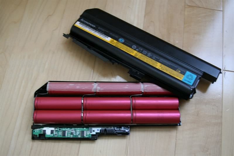 Cell pin laptop bao gồm nhiều viên pin kết nối lại với nhau. (Nguồn: Budget Light Forum).