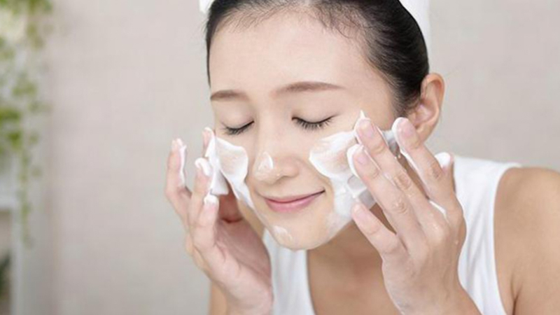 Rửa sạch da sữa rửa mặt rồi thoa kem dưỡng ẩm lên mặt