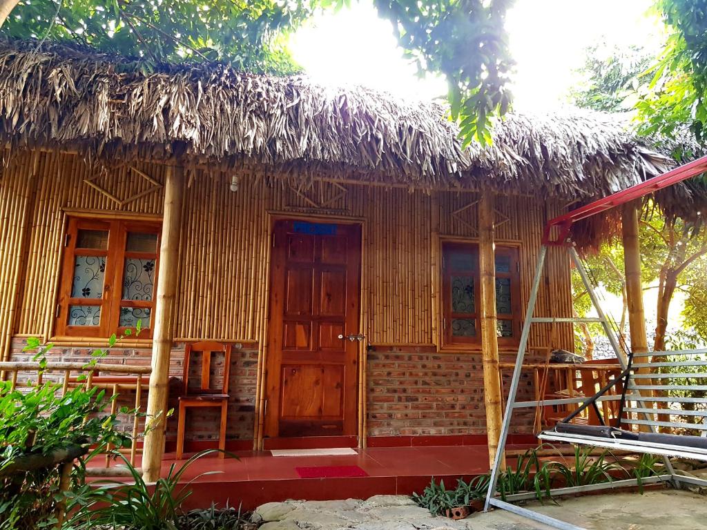 Trước một căn phòng của Ninh Binh Bamboo Farmstay 