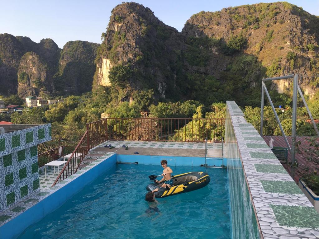 Bể bơi của Limestone View Homestay