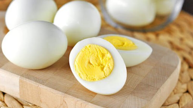 1 quả trứng gà bao nhiêu calo? Ăn trứng gà nhiều có tốt không?