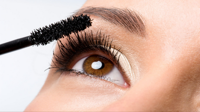 Bấm mi và chuốt mascara giúp đôi mắt được to, tròn và cuốn hút hơn