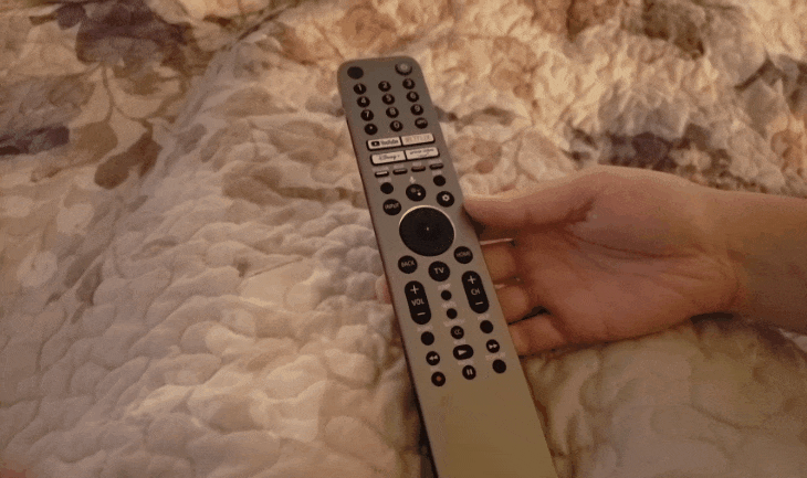 Cảm biến ánh sáng và gia tốc kế trên remote Sony