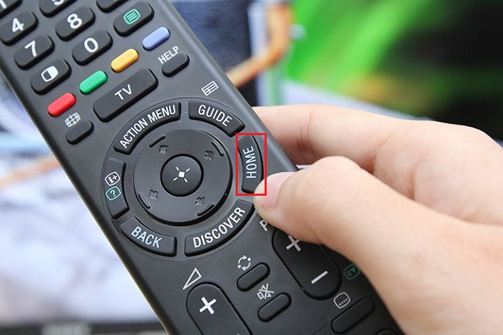 Nhấn vào nút HOME trên remote tivi Sony.