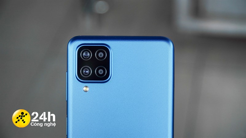 Cụm 4 camera được đặt trong khối hình vuông của Galaxy A12.