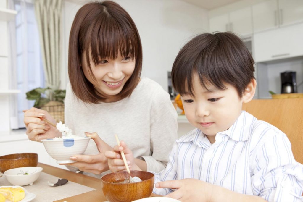 Cha mẹ Nhật dạy con cách ăn bằng đũa
