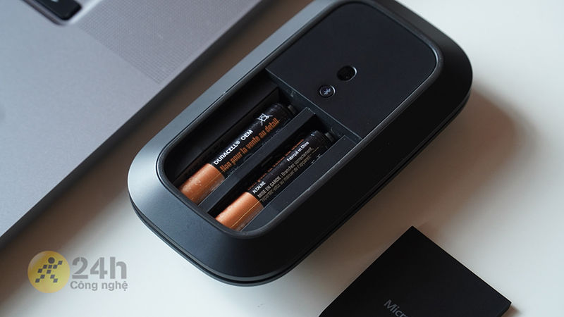 Chuột Bluetooth Microsoft Modern sử dụng 2 viên pin AAA dễ dàng thay thế.