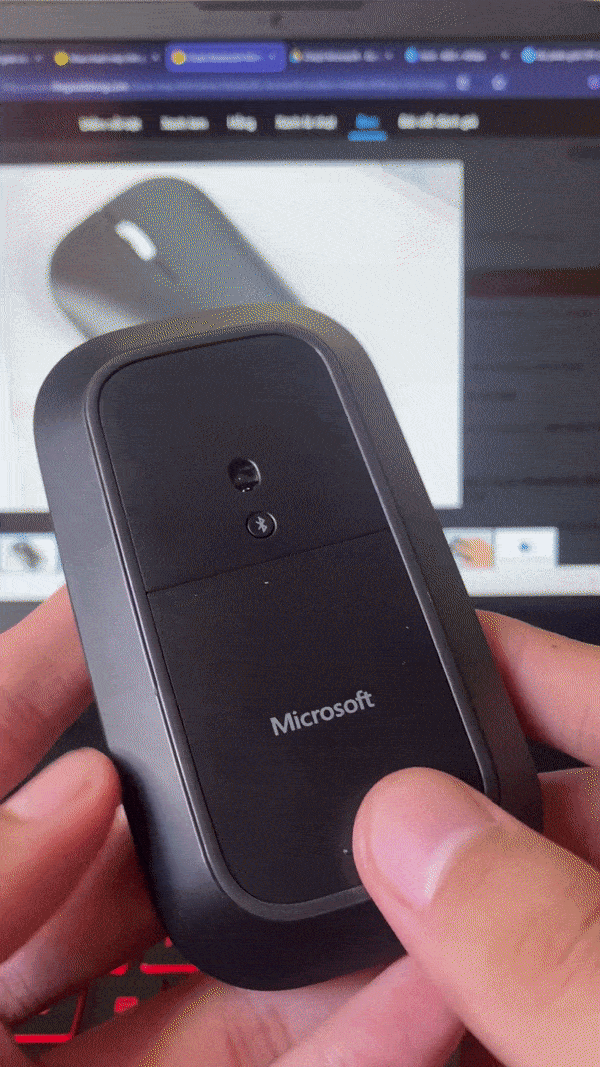 Nắp đậy pin sử dụng nam châm của chuột Bluetooth Microsoft Modern Mobile.