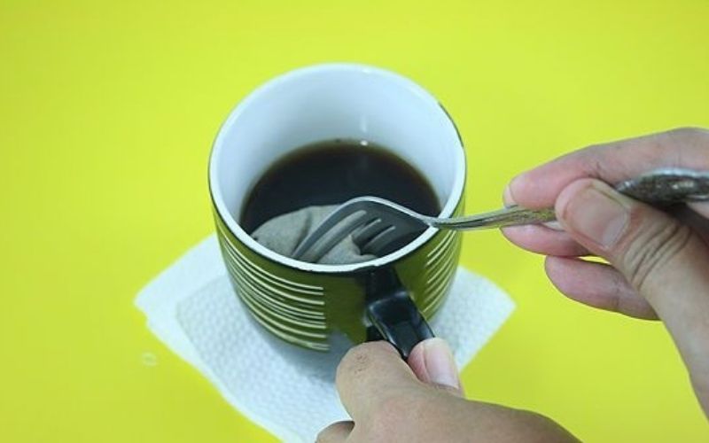 Bước 2: Đun sôi nước và rót vào ly, sau đó nhúng túi cà phê vào trong ly nước nóng vài phút kết hợp dùng muỗng ép túi
