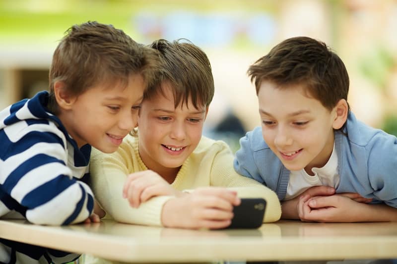 Parents should not let children use electronic devices