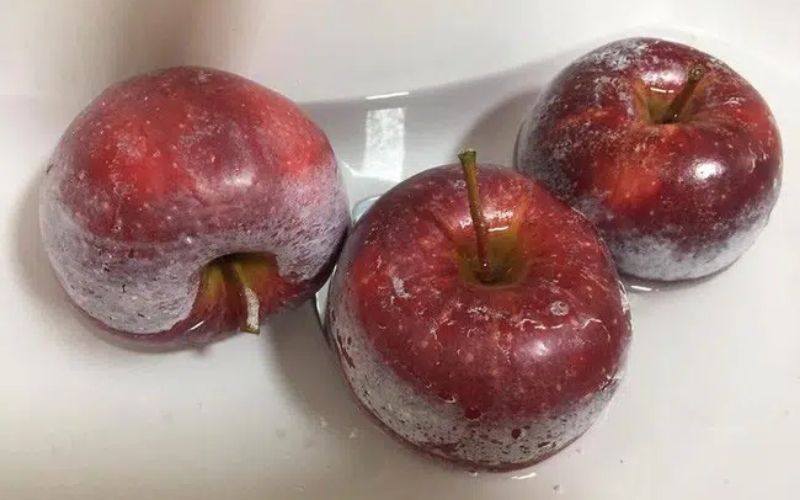 Đổ nước nóng lên trái táo và bạn sẽ thấy xuất hiện một lớp sáp trắng mỏng trên bề mặt vỏ