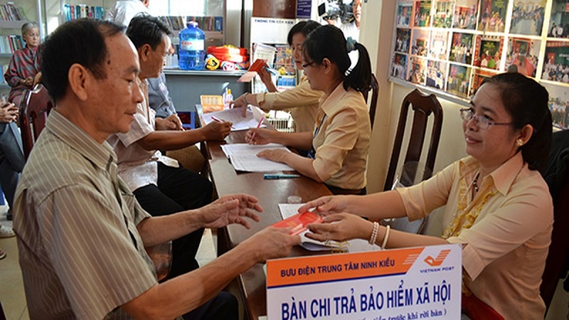 Người lao động đang tham gia BHXH bắt buộc tại đơn vị sử dụng lao động phải chuẩn bị sổ BHXH trong hồ sơ