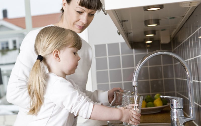 Máy lọc nước từ vòi giúp bạn tiết kiệm chi phí