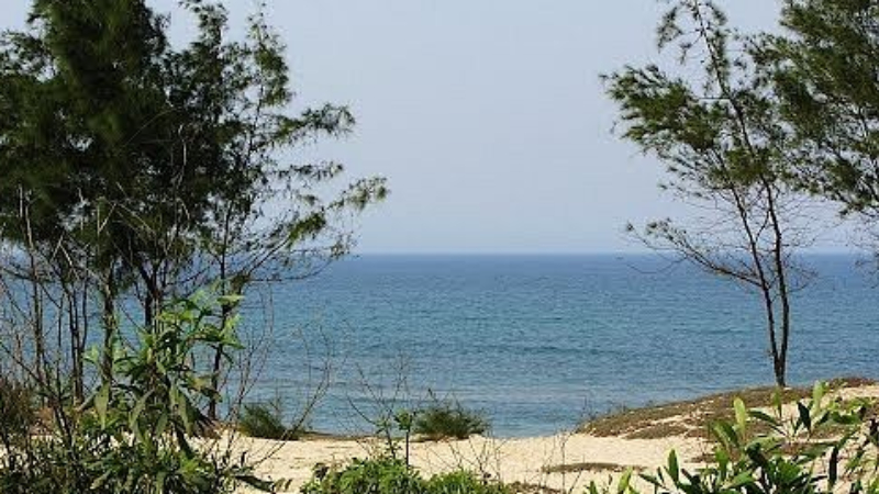 Bãi biển Phú Diên còn khá hoang sơ