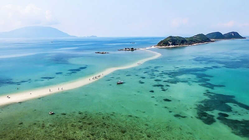 Đảo Điệp Sơn được bao quanh bởi biển