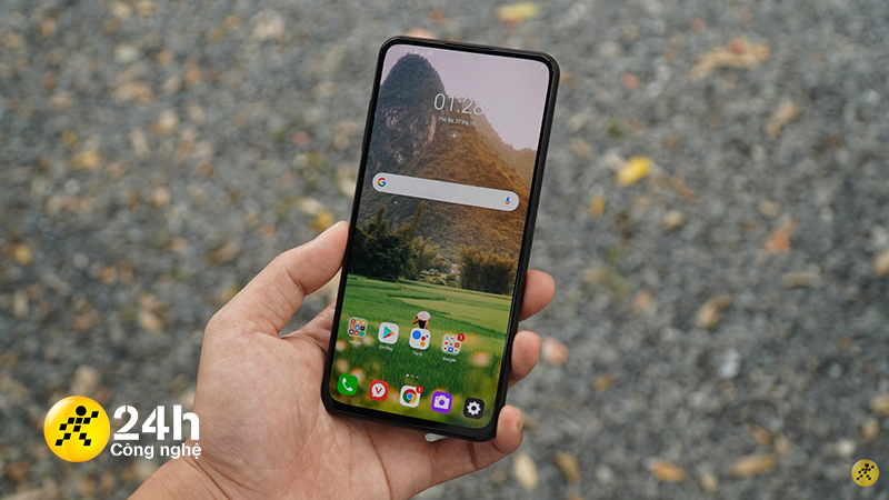 Mình cảm nhận được rõ sự mượt mà của VOS 4.0 ngay từ giao diện màn hình của trên Vsmart Aris Pro. Mình cảm nhận được rõ sự mượt mà của VOS 4.0 ngay từ giao diện màn hình của trên Vsmart Aris Pro.