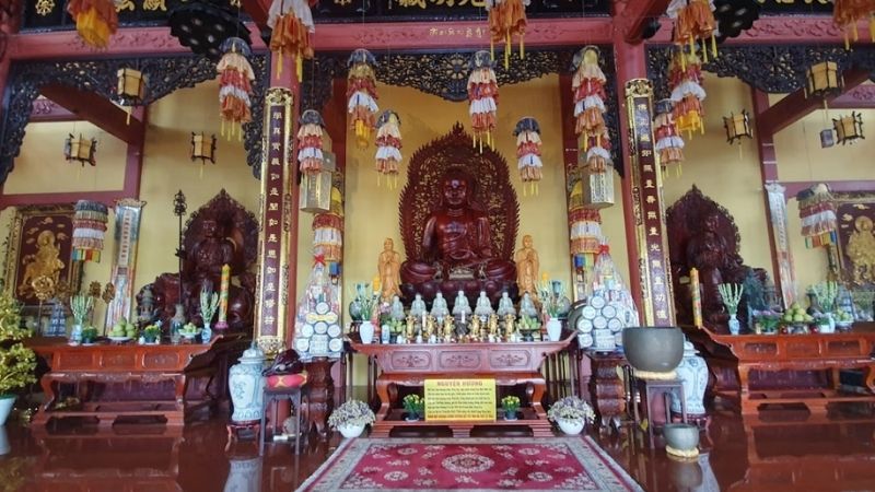 Khung cảnh bên trong chùa Phật Học