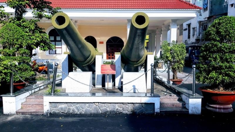 Khung cảnh bên ngoài bảo Tàng Quân Khu 9