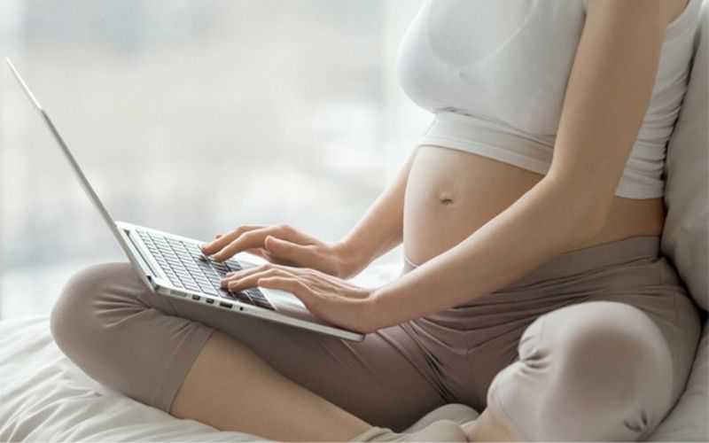 Phụ nữ đang mang thai sử dụng laptop trên đùi có thể gây ra các vấn đề nghiêm trọng về sức khỏe cho thai nhi 