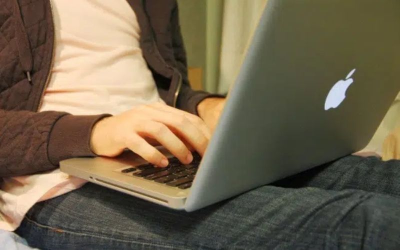 Thường xuyên giữ máy tính xách tay trên đùi quá lâu sẽ gây ảnh hưởng nghiêm trọng đến cơ thể