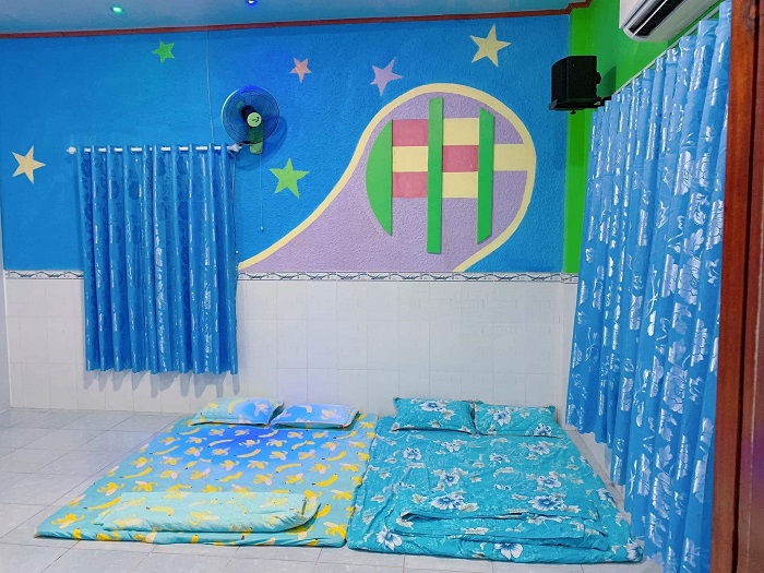 Phòng ở Làng Bè trang trí đậm chất vùng biển với màu xanh mát mẻ Phòng ở Làng Bè trang trí đậm chất vùng biển với màu xanh mát mẻ