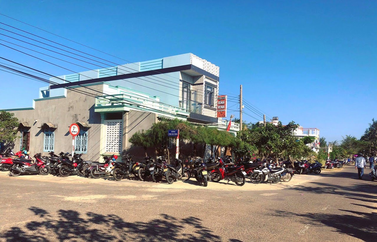 Khung cảnh bên ngoài của nhà nghỉ Bình Minh Khung cảnh bên ngoài của nhà nghỉ Bình Minh