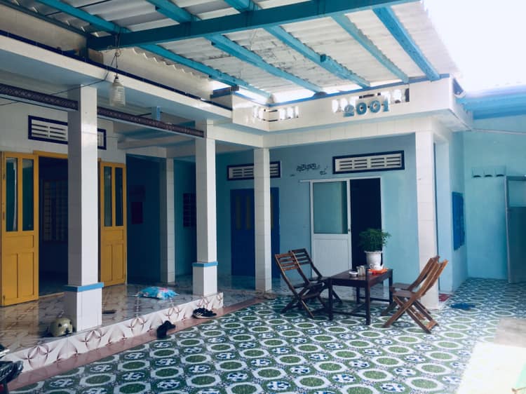 Khoảng sân rộng rãi, thoáng mát bên ngoài của Chú Tư Homestay Khoảng sân rộng rãi, thoáng mát bên ngoài của Chú Tư Homestay