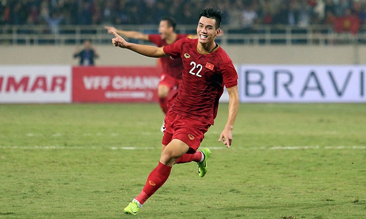 Tiền đạo Nguyễn Tiến Linh trong trận đấu với UAE