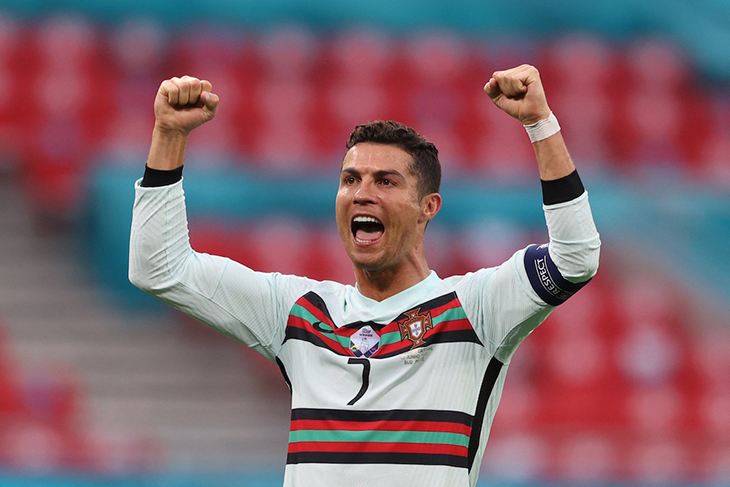 Ronaldo đã thiết lập 3 cột mốc lịch sử ở EURO