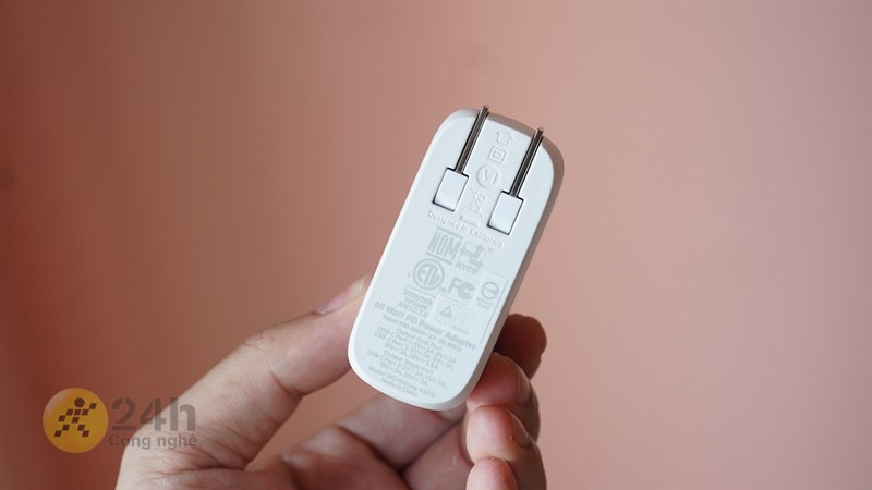 Củ sạc Belkin có 2 chân cắm ở cạnh trên.