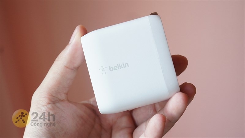 Cảm giác cầm củ sạc Belkin 50W này là tương đối nhẹ.