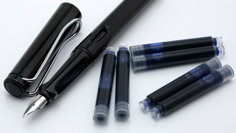 Loại bút bi có ống mực có thể bơm dùng nhiều lần như bút mực