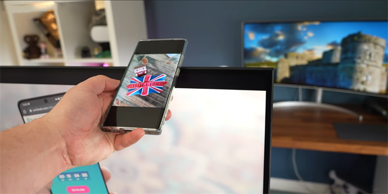 Chúng ta có thể sử dụng các thiết bị Galaxy (từ dòng Note 20 trở về sau) chạm vào cạnh màn hình Samsung M5 để kết nối. (Nguồn: The Tech Chap).