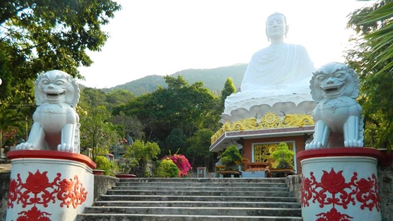 Tượng Phật Thích Ca cao 18m được xây dựng vào năm 1999