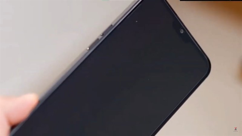 Mặt trước của chiếc iPhone 13 Pro phiên bản Android